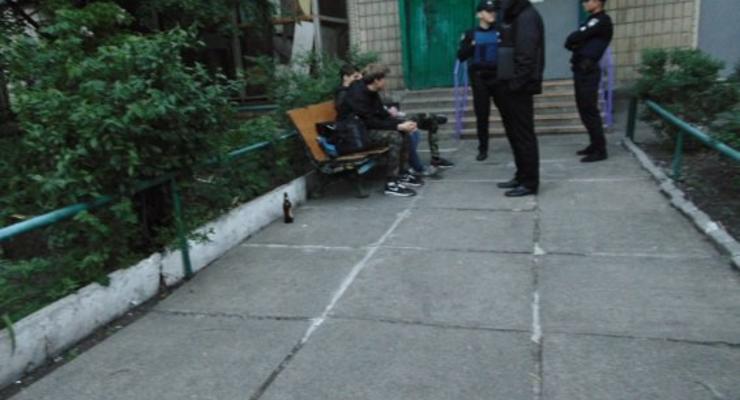 В Киеве подростки, угрожая ножом, ограбили дедушку