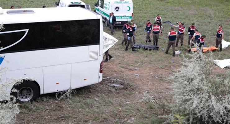 В Турции перевернулся пассажирский автобус: восемь погибших