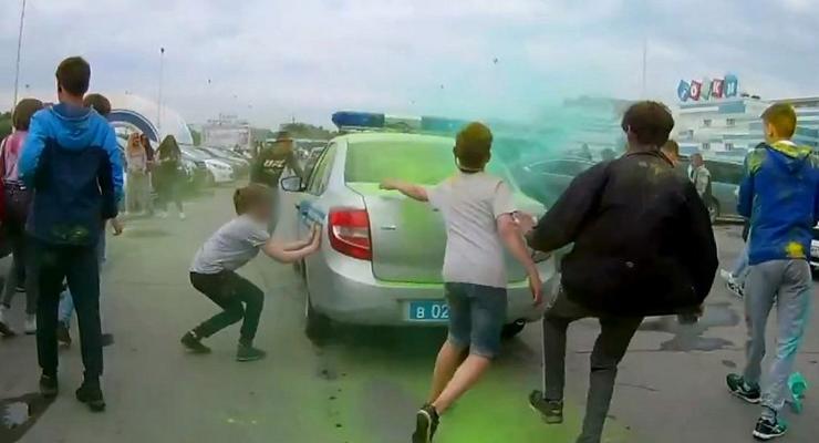 На фестивале красок в РФ дети напали на полицейскую машину