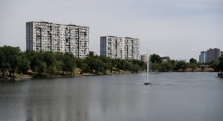 В Киеве на озере Тельбин установили систему аэрации