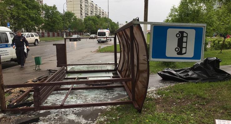 Ураган в Москве убил 11 человек и заблокировал Медведева