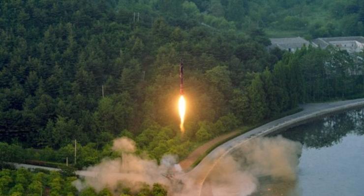 Опубликованы фото запуска баллистической ракеты КНДР