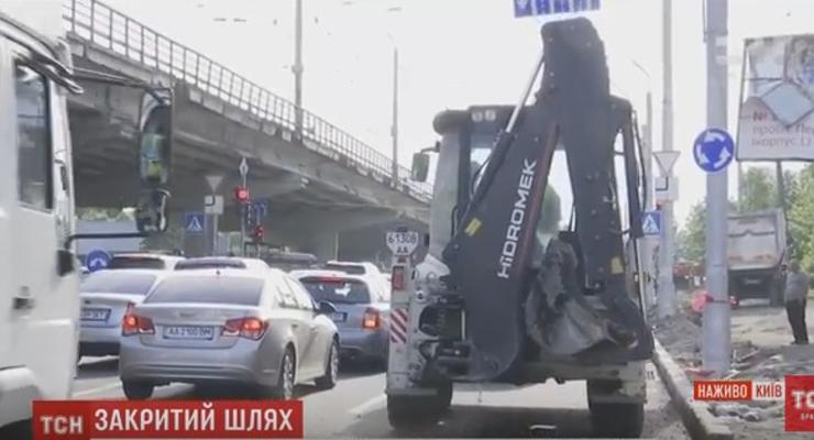 В Киеве до 1 сентября закрывают путепровод возле метро Нивки