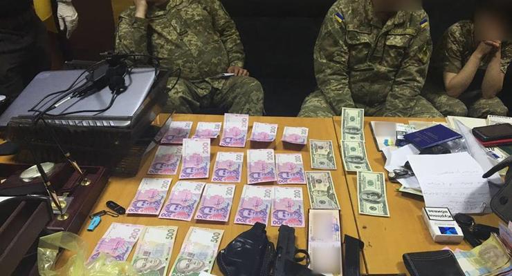 В Харьковской области военкома задержали на получении $1 тыс
