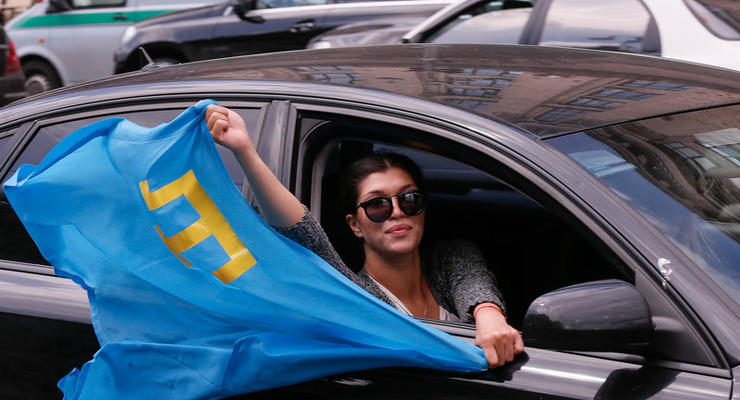 Жителя Крыма оштрафовали за крымскотатарский флаг