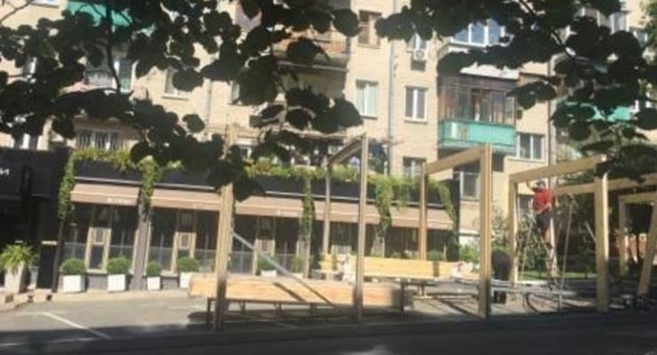 Киевский ресторан полностью захватил тротуар
