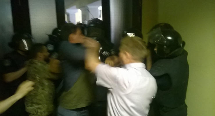 В Киевсовете добровольцы АТО подрались с полицейскими