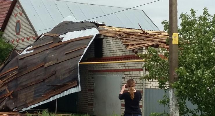 В России смерч переворачивал деревья и срывал крыши