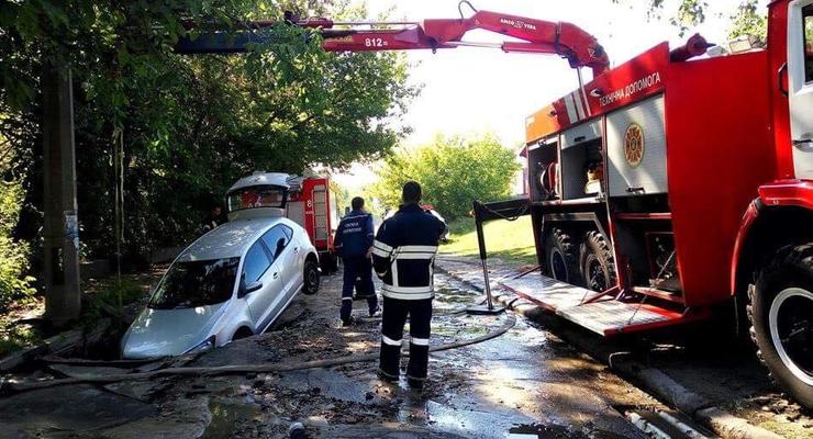 В Киеве машина провалилась под асфальт