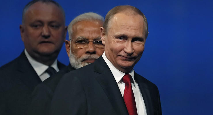 Путин скомандовал залу "вольно" на международном форуме