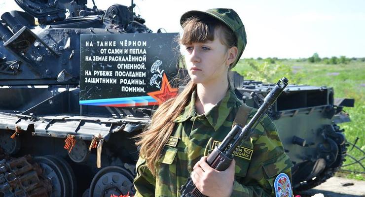 Члены ЛНР поставили детей охранять "танк-памятник"