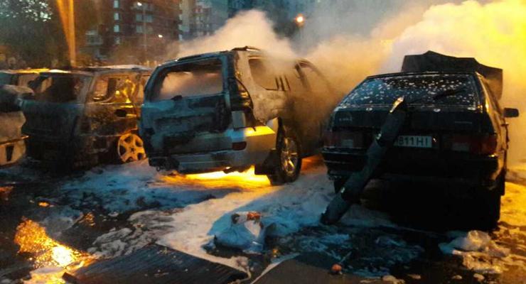 Большой пожар на Троещине: три машины сгорели дотла