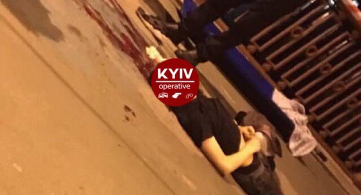В Киеве парень сорвался с опоры пешеходного моста и погиб