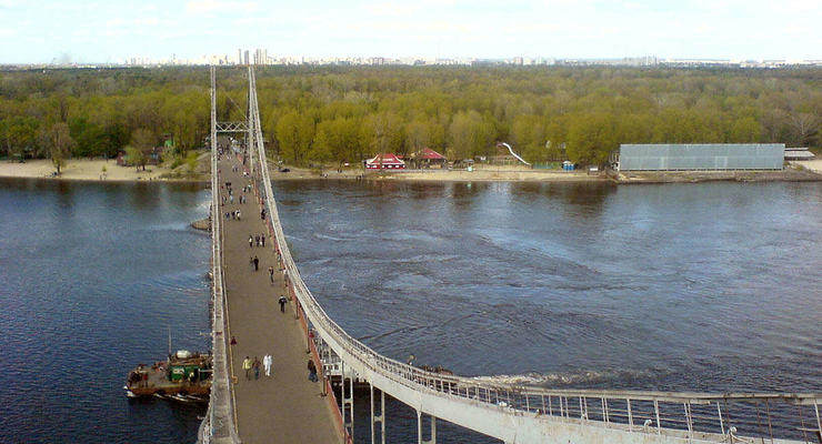 Появилось видео, как экстремал упал с моста в Киеве