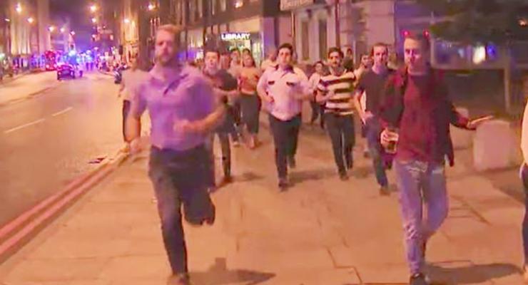 Британец стал героем соцсетей после побега с места теракта с бокалом пива