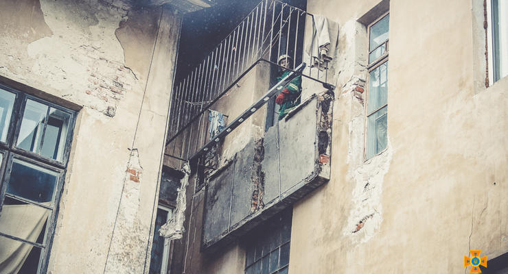 В Бережанах балкон обрушился вместе с людьми