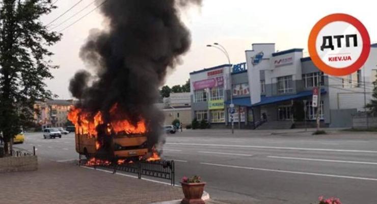 Под Киевом на ходу загорелась маршрутка с пассажирами