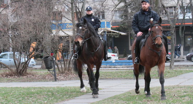 Со столичной набережной убрали конную полицию из-за фекалий