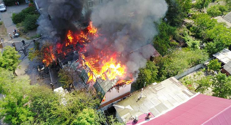 В Киеве сгорел двухэтажный дом после мощного взрыва