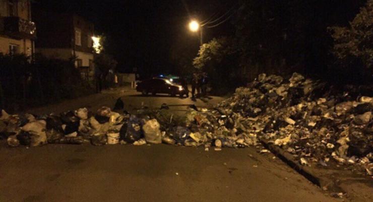 Во Львове перекрыли улицы мусором