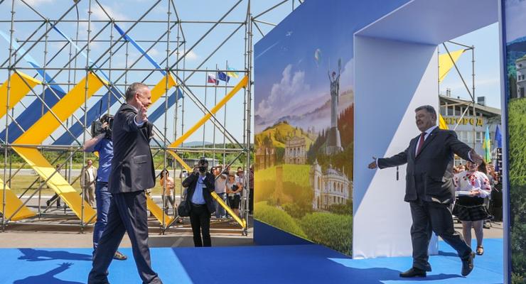 Порошенко открыл символические двери в безвизовый режим с ЕС на украинско-словацкой границе