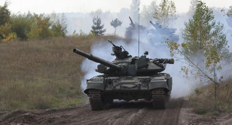 Мощный обстрел возле Крымского: боевики подтягивают танки и бронетехнику