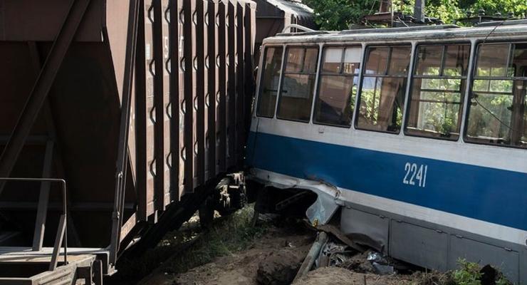 В Днепре столкнулись поезд и трамвай: есть погибший