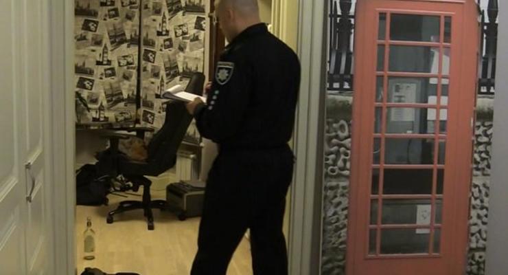 В Киеве из особняка украли сейф с крупной суммой денег, пока хозяева отдыхали на веранде