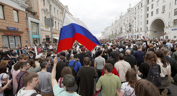 Массовые протесты в России в День России: сотни задержанных