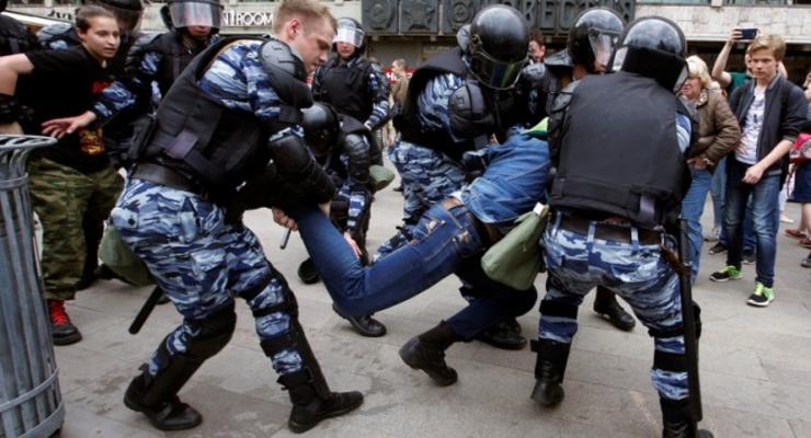 В Москве ОМОН избивал задержанных дубинками