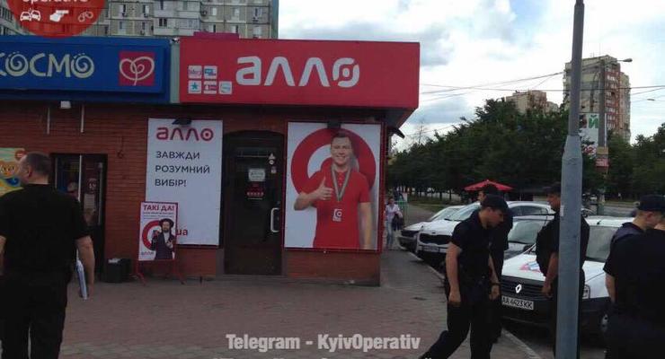В Киеве вооруженный мужчина ограбил магазин телефонов
