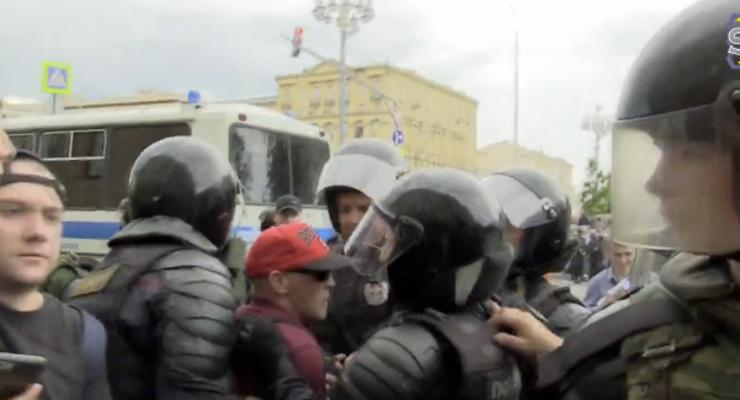 В Москве на митинге задержали сторонника Путина