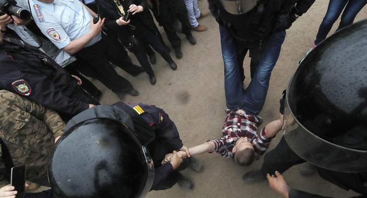 На акциях протеста в России задержали более 1200 человек