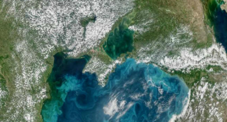 Над Черным морем показались бирюзовые вихри: фото из космоса