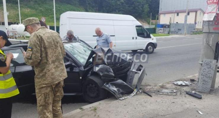 В Киеве автомобиль военных прокуроров врезался в столб