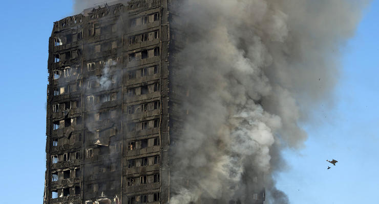 Во время пожара в Лондоне женщина выбросила из окна ребенка