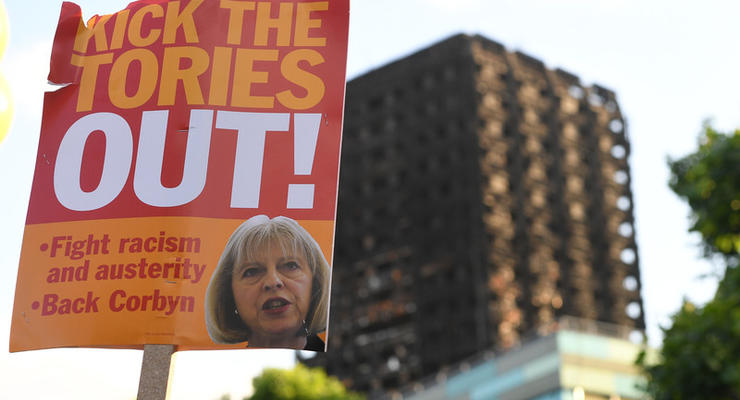 Пожар в многоэтажке Лондона вызвал массовые акции протеста