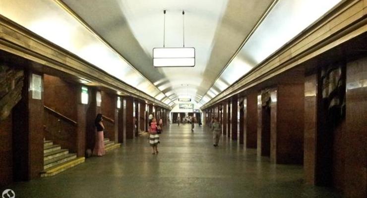 В метро Киева женщина попала под поезд и сообщили о заминировании