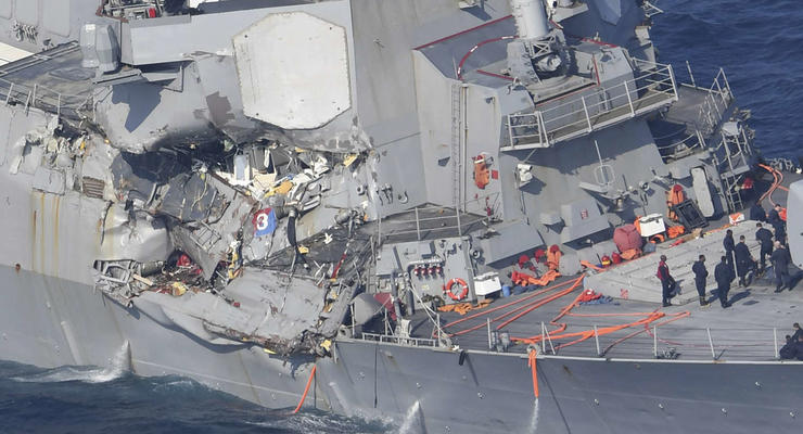 Столкновение эсминца США с судном: капитан ранен, семь пропавших