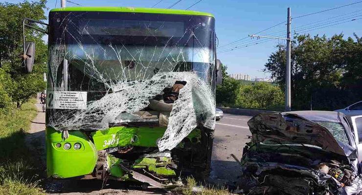 В Харьковской области легковушка влетела в троллейбус, есть жертва и пострадавшие
