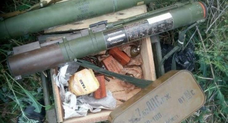 СБУ обнаружила на Донбассе большой тайник с оружием и боеприпасами
