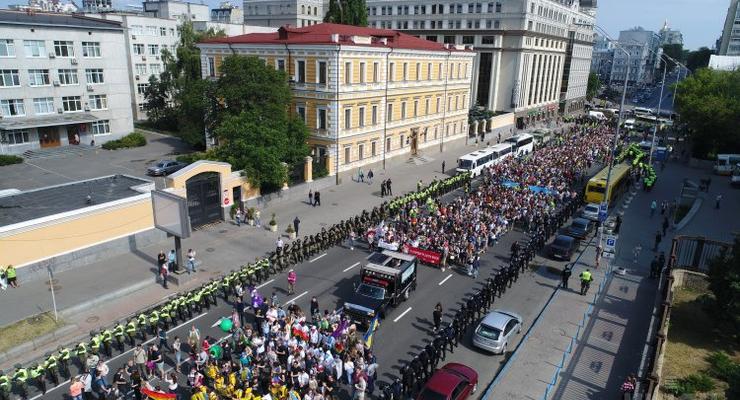 Появилось видео потасовок на марше ЛГБТ в Киеве