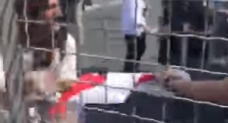 В Киеве напали на человека с флагом Беларуси