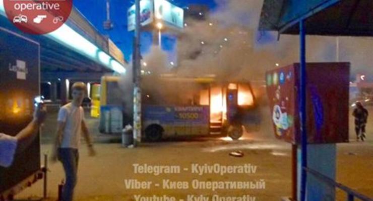 В Киеве возле станции метро загорелась маршрутка