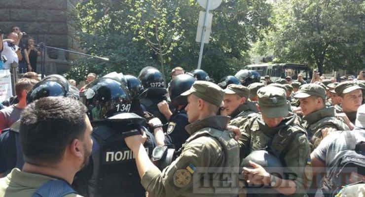 Под АП подрались бойцы Айдара и правоохранители