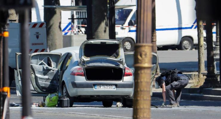 В Париже вооруженный водитель протаранил фургон полиции