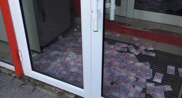 Хакеры в париках и очках украли из банкоматов Киева 3,5 миллиона гривен