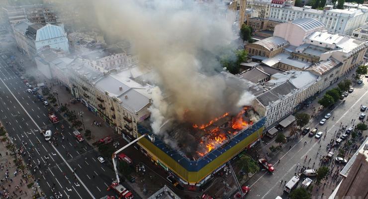 В центре Киева горит дом, улицу затянуло дымом