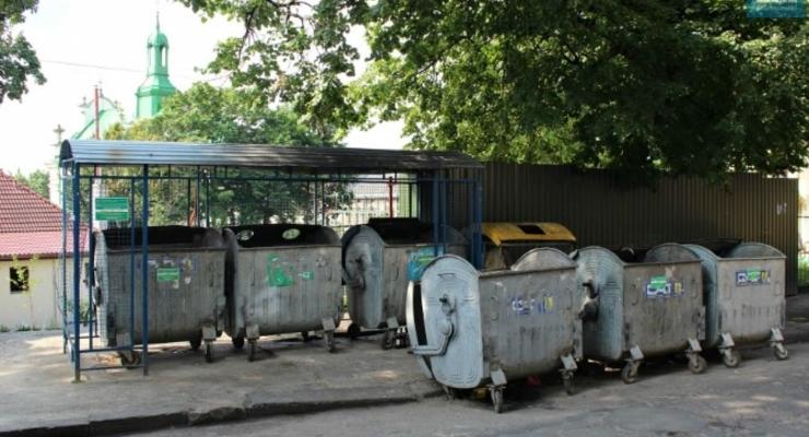 Пока Львов утопает в отходах, от дома Садового регулярно вывозят мусор