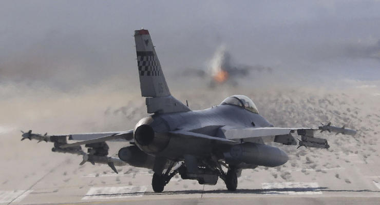 На аэродроме в США разбился истребитель F-16